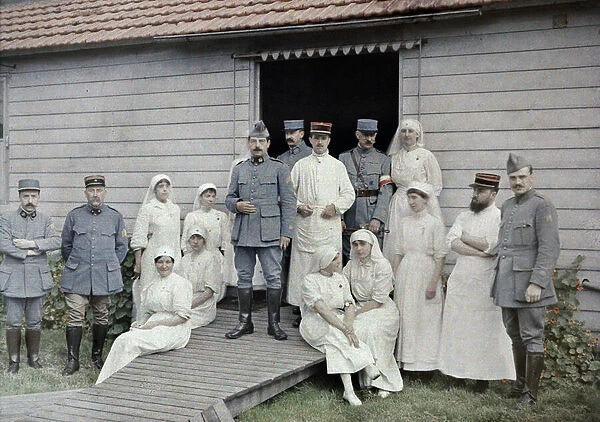 Doctors, nurses and medical personnel in front of field hospital 55 in Bourbourg