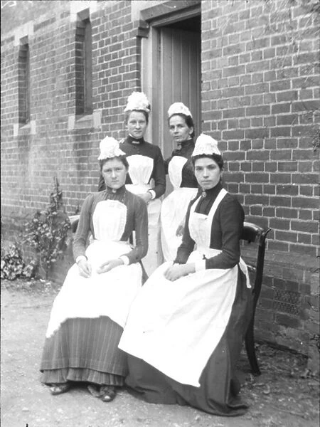 Four domestic maids (b  /  w photo)