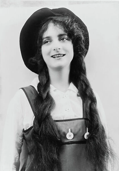 Dorothy Bernard, c. 1910 (b / w photo)