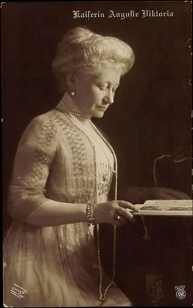 Empress Auguste Viktoria reading, NPG