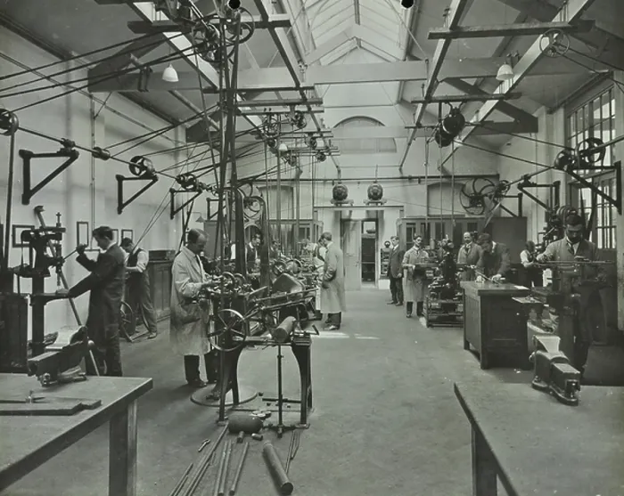 Framed Print : Engineering class at Woolwich Polytechnic, 1916 (b / w photo)