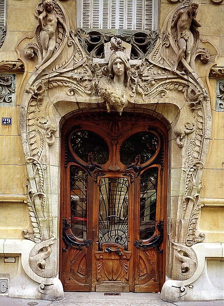 Entrance door to the apartments at 29 Avenue Rapp, designed 1901 (photo)