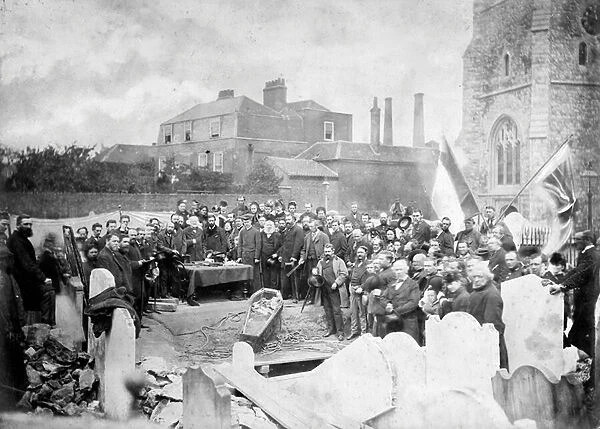Exhumation of the body of Ugo Foscolo in the cemetery of Chiswick in 1871 - photo atelier