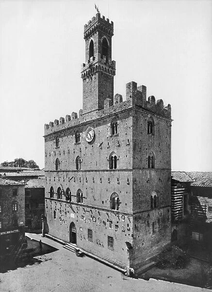 Exterior vie of the Palazzo dei Priori (b  /  w photo)