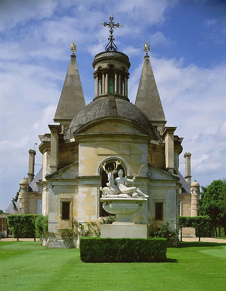 Exterior view of the chapel with sculpture of Diana the Huntress in front (photo)