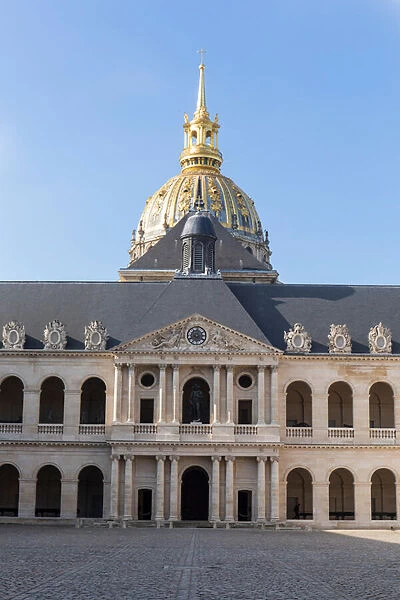 The facade from the court of the Invalides, Paris, 2017 (photograph)