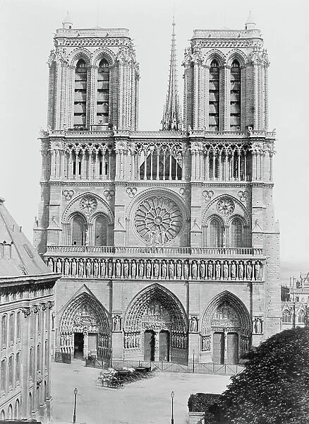 Facade of Notre-Dame de Paris, 1851-70 (b / w photo)