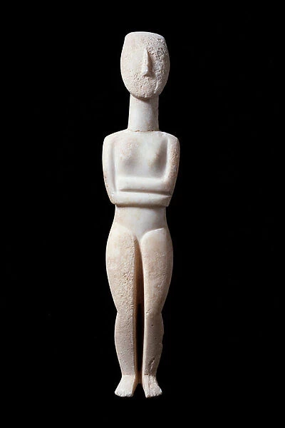 Female idol, schematic figurine - White marble sculpture with ochre incrustations