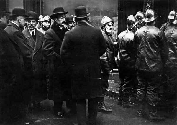 Fire at the department store 'Bon Marche' in Paris, 1917 : firemen and French minister of Interior Louis Malvy