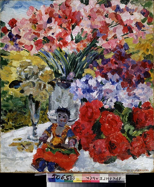 Fleurs et poupee (Flowers and a doll) - Peinture de Mikhail Nikolayevich Yakovlev (1880-1942), huile sur toile, 1916, art russe, 20e siecle, nature morte, modernisme - Regional Art Museum, Arkhangelsk (Russie)