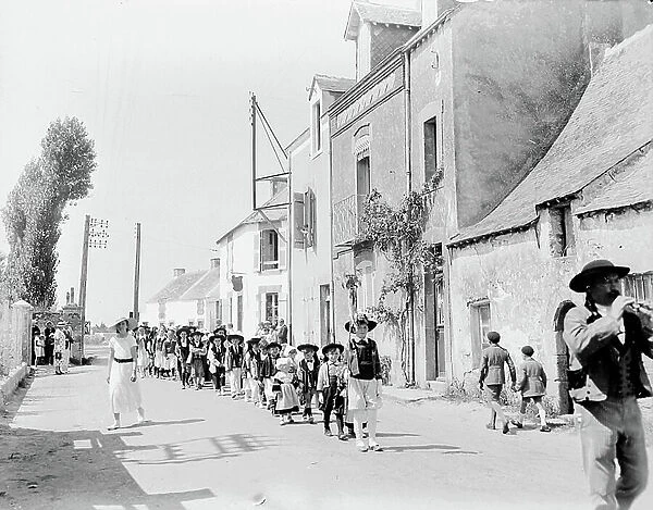 France, Brittany: defile young Bretons in traditional clothes in the streets of a village in Brittany, 1925