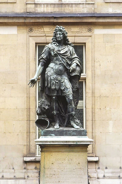 France, Paris, Marais, Louis XIV (sculpture)