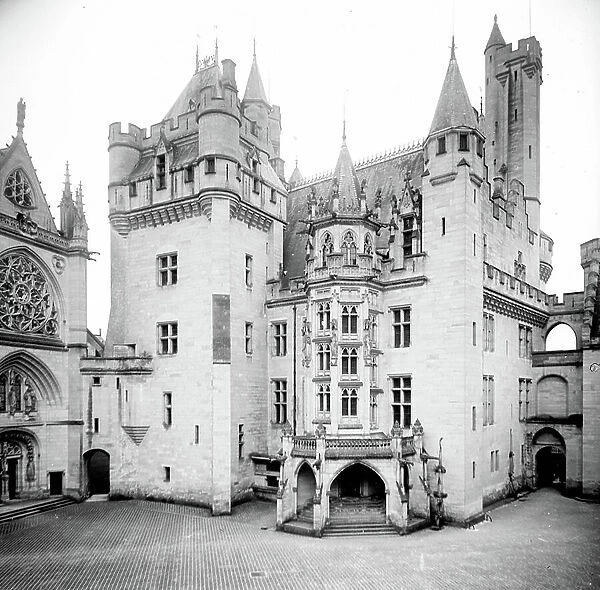 France, Picardie, Oise (60), Pierrefonds: Chateau de Pierrefonds restaure, l'entrance, 1900