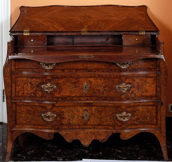 Furniture: chest of drawers made of cedar wood. c. 1735-1745 (photography)