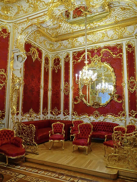 Gilded surfaces and lavish silk wall coverings in the Winter Palace, 1800
