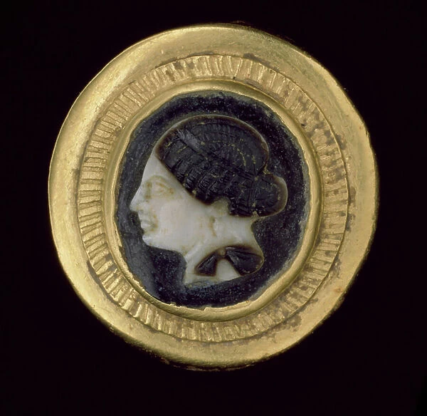 Gold ring with cameo, 3rd century B. C (gold & sardonyx)