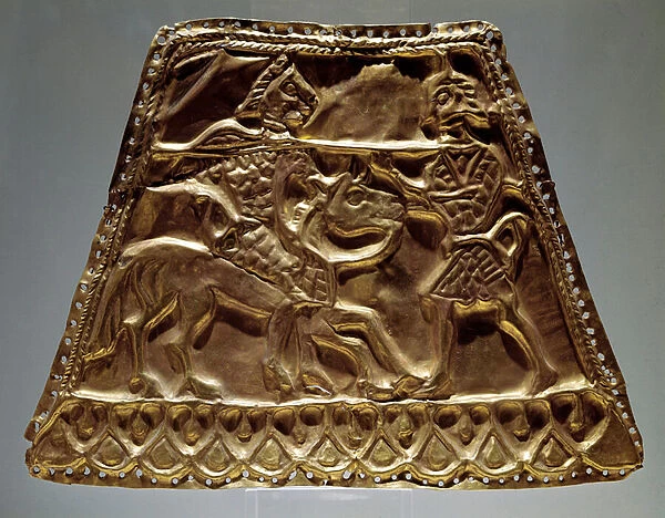 Golden sheet showing an horseman attacking a warrior with a spear (Scythian art