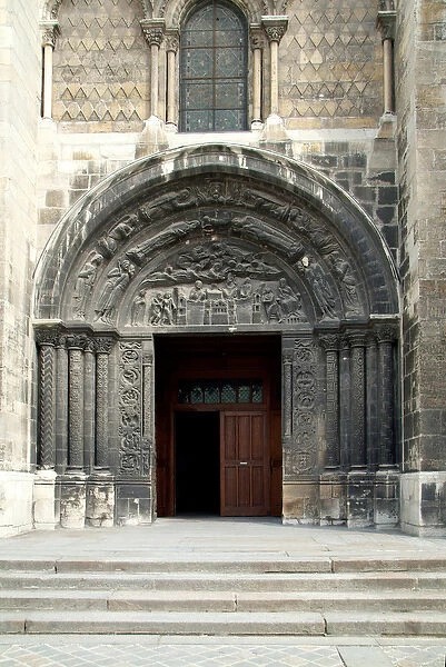 Gothic Art: Right-hand portal of the western facade of the Basilica of Saint Denis