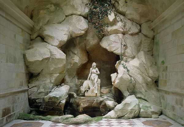 The Grotto of the Laiterie de la Reine, built in 1785 (photo)