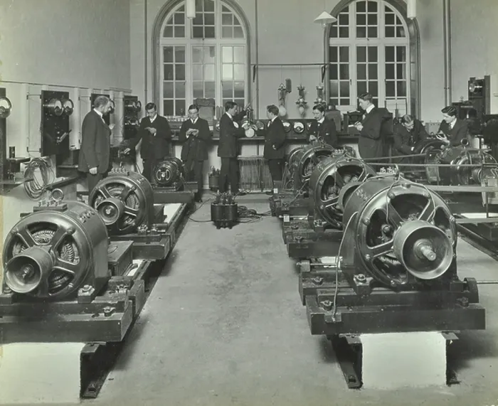 Framed Print : Hackney Technical Institute: electrical engineering workshop, 1912 (b / w photo)