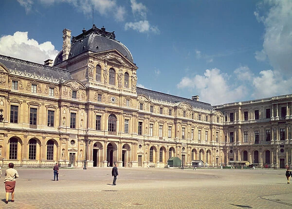 The Henri II facade in the Cour Carree (photo)