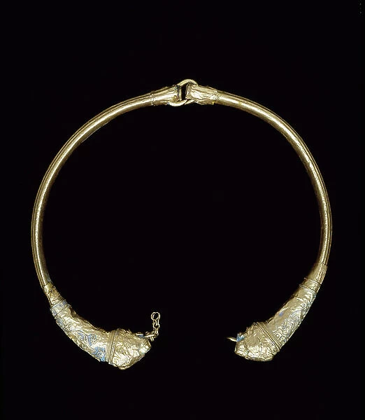 Hinged lion head bracelet, 3rd century B. C (gold, enamel, filigree)