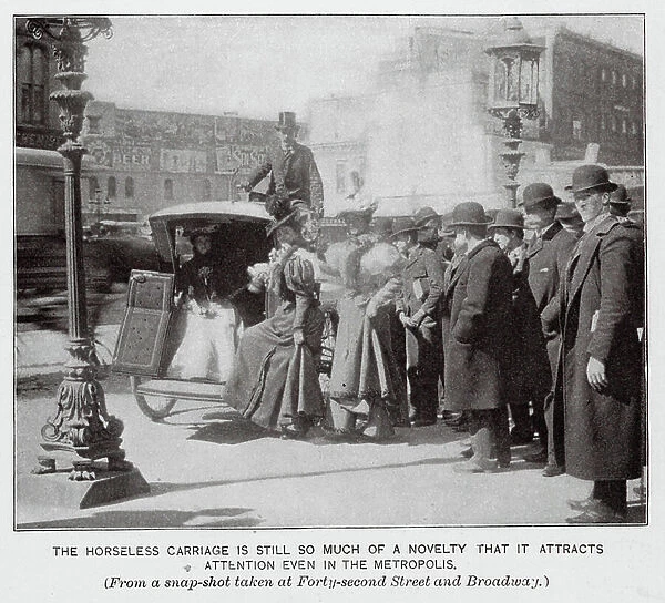 The horseless carriage in New York, 1897 (b / w photo)
