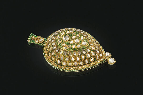 Hyderbard Deccan Paan box, c. 1750-80 (diamonds, gold & enamel)