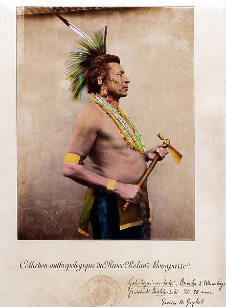 Indiens d'Amerique: Gah - higue - va - take - (Chef severe) Omaha di Winnebago, 38 ans. Photographie de la collection anthropologique du Prince Roland Bonaparte, 1876 - 1880