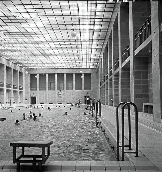 Inside the Stadtbad swimming pool in Chemnitz which was planned in 1925, Germany 1930s (b / w photo)