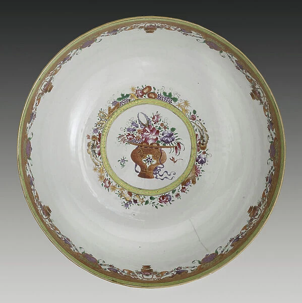Interior, Famille verte hong bowl, Qianlong Dynasty, c. 1785 (hard paste porcelain)