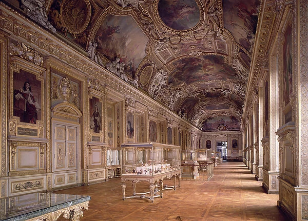Interior view of the Galerie d Apollon (photo)