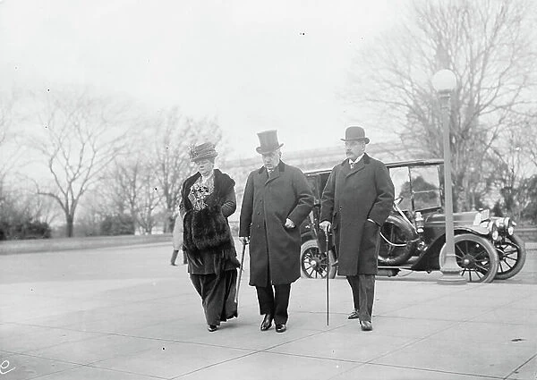 John Pierpont Morgan with his Son and Daughter attending the Money Trust Investigation, 1912 (b / w photo))