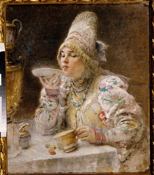 L heure du the. (Une femme Boyard (boiard, boiar), en robe et coiffe traditionnelle du duche de Moscou, est attablee pres d un samovar et boit le the qu elle a verse dans la soucoupe de sa tasse)