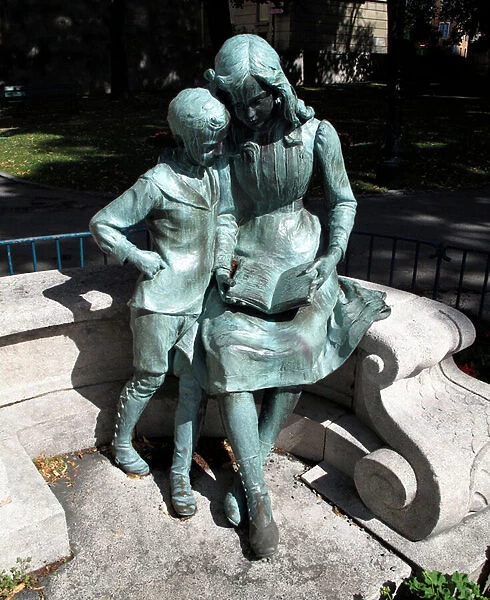 La lecture, scene du monument dedicated to Clovis Hugues (1851-1907) - Sculpture by Jeanne Royannez Hugues (1855-1932), garden of the archeveche in Embrun (Hautes Alpes)