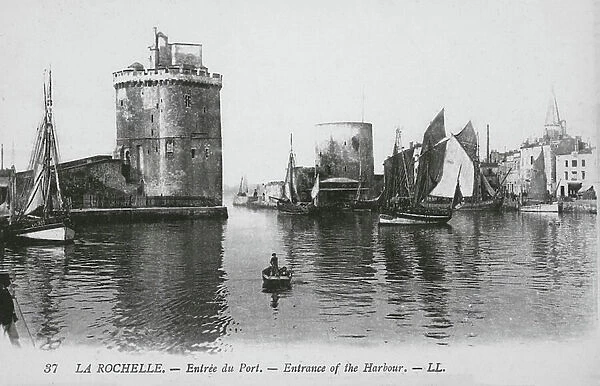 La Rochelle: Entree du Port (b / w photo)