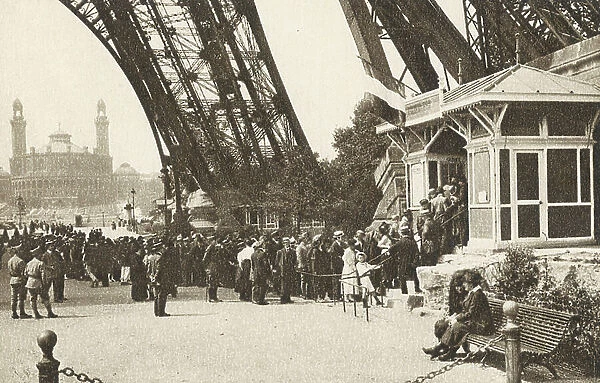 La Tour Eiffel: L'Entree du Public par le Pilier Est (b / w photo)
