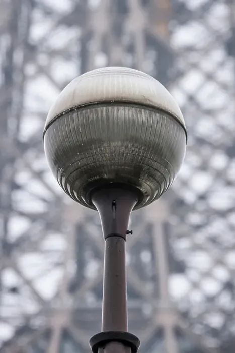 Framed Print : Lamppost, with the Eiffel Tower in the background, Paris, France (photo) Framed Print : Lamppost, with the Eiffel Tower in the background, Paris, France (photo)