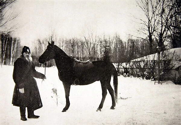 Leon Tolstoi (1828-1910) avec un cheval dans son domaine de Iasnaia Poliana (Russie). Photographie a l albumine de Sophia Andreevna Tolstaya (1844-1919), vers 1900. State Museum The Tolstoys Estate Iasnaia Poliana (Russie)