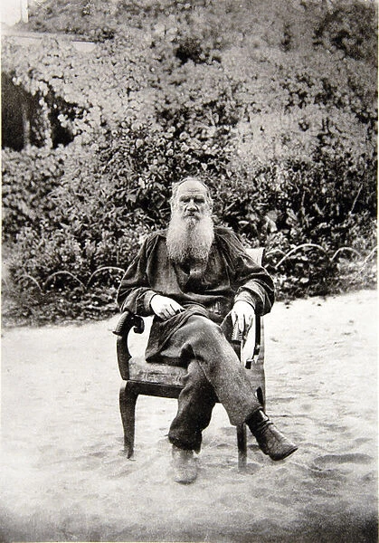 Leon Tolstoi (1828-1910) dans sa propriete de Iasnaia Poliana (Russie). Photographie a l albumine de Sophia Andreevna Tolstaya (1844-1919), vers 1890. State Museum The Tolstoys Estate Iasnaia Poliana (Russie)