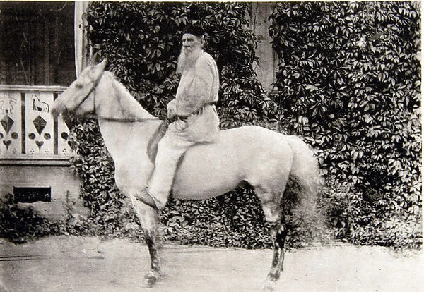 Leon Tolstoi (1828-1910) sur un cheval a Moscou. Photographie a l albumine de Sophia Andreevna Tolstaya (1844-1919), vers 1890. State Museum of Leo Tolstoy, Moscou (Russie)