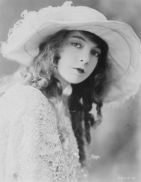 Lillian Gish, 1921 (b  /  w photo)