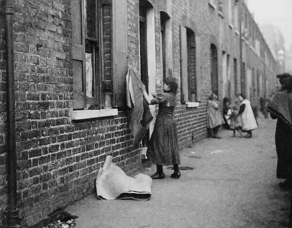 London Slums (b  /  w photo)