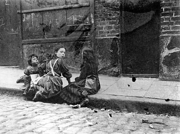London Slums, Twine Court (b  /  w photo)