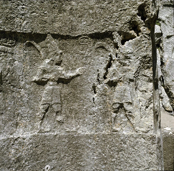 Low relief with two characters. Around 1250-1220 BC