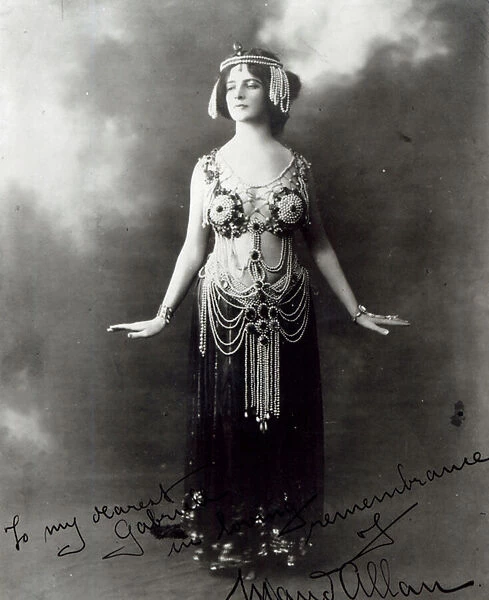 Maud Allan as Salome, in the play by Oscar Wilde (1854-1900) (b  /  w photo)