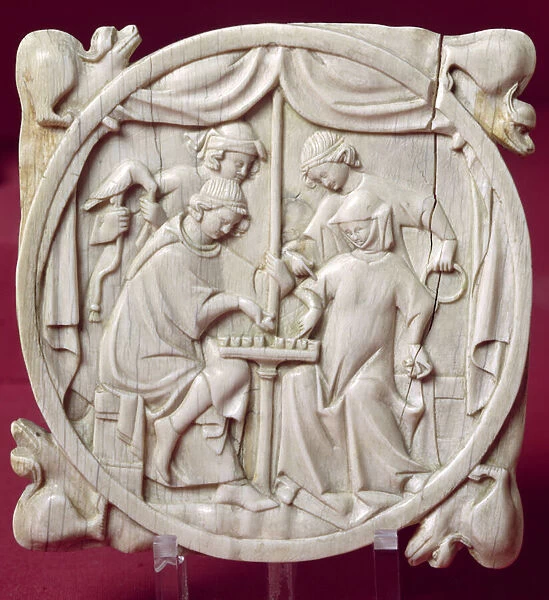 Mirror case depicting a game of chess, c. 1300 (ivory)