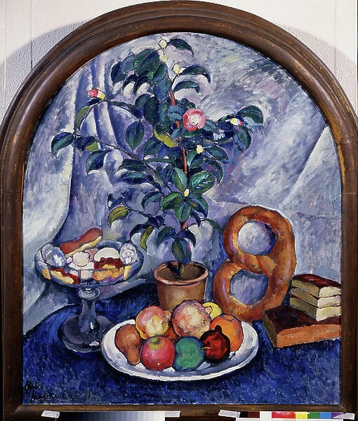 Nature morte. Camelia (Still Life. Camellia). Fruits, patisseries et pile de livres sous une plante en pot. Peinture de Ilya Ivanovich Mashkov (Ilia Machkov, Matchkov) (1881-1944), huile sur toile, 1913. Art russe debut 20e siecle