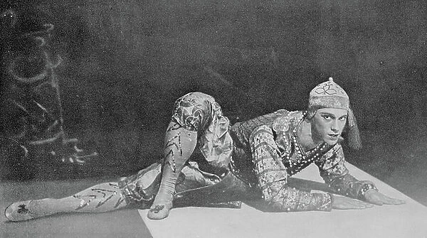 Nijinsky performing the Danse Siamoise from Les Orientales, 1910 (b / w photo)