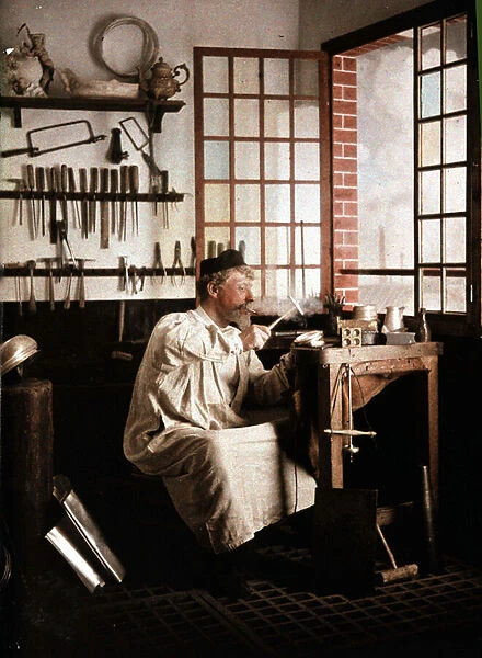 Orfevre in his studio, autochrome by Georges Henry, v. 1910